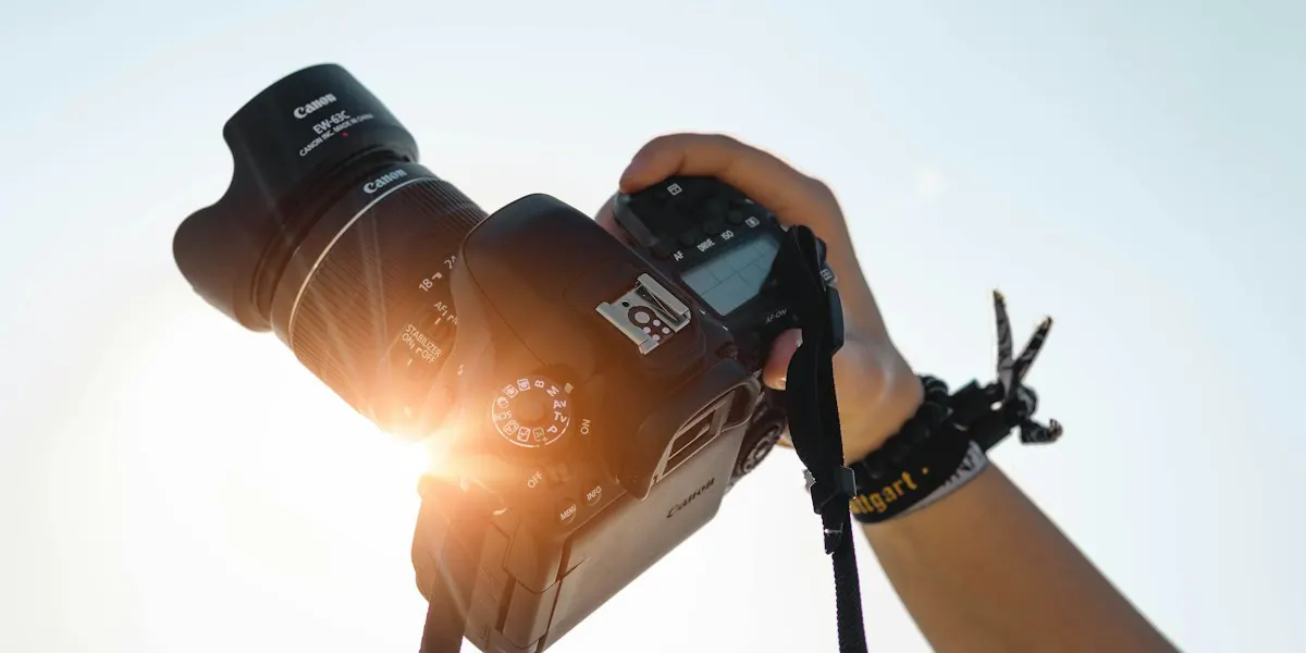 Fotógrafo profesional dirigiendo una sesión de retrato